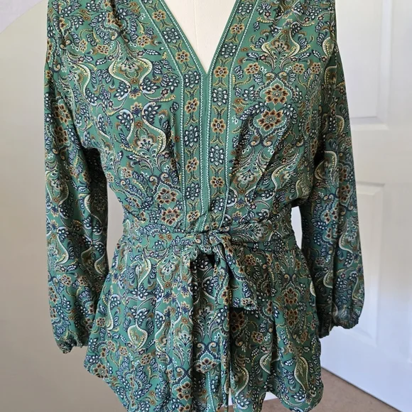 Max Studio | Medium | Green Paisley Clinched Tie Waisted Top - Picture 2 of 13